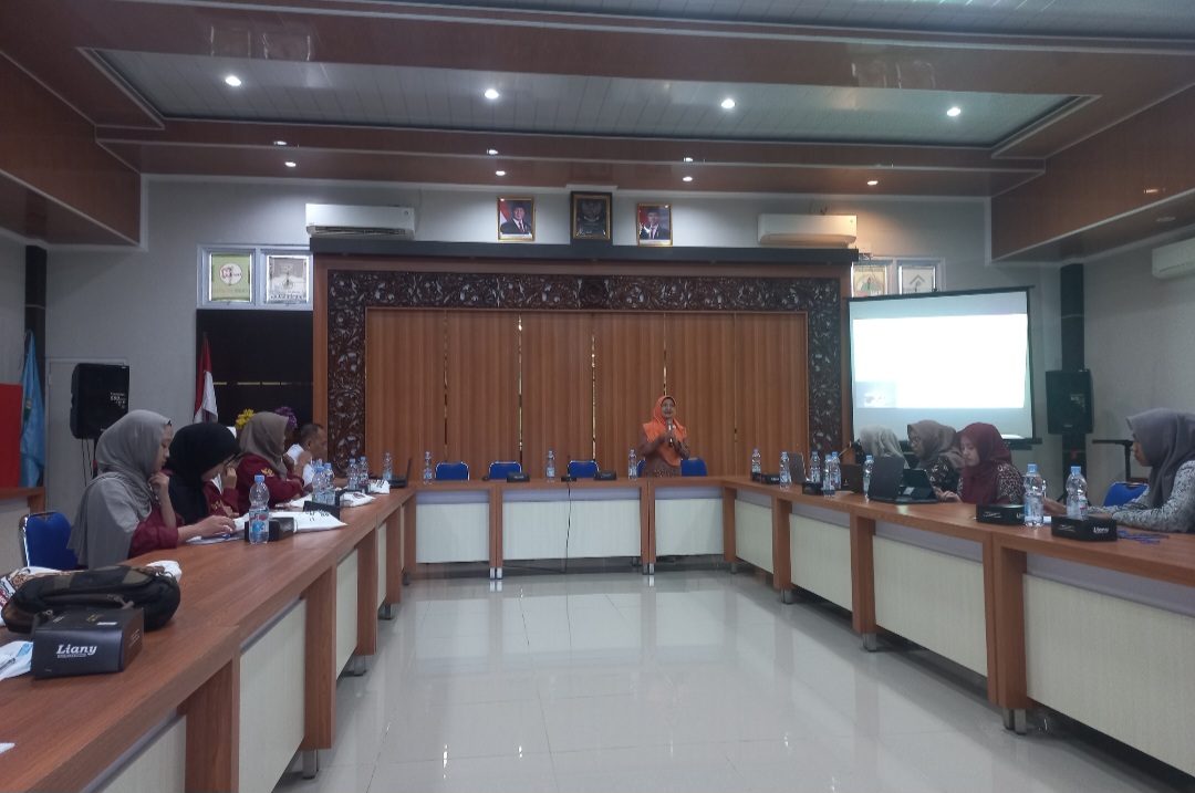 DUKUNG KTR: Akademisi Unimma Heniyatun memaparkan kajiannya pada Rabu (11/2) di KPRI Kesehatan Jepara.