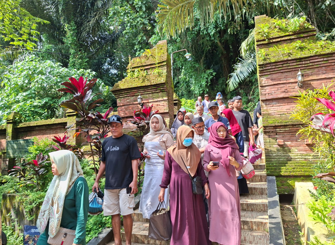 PULANG: Ribuan pengunjung tradisi sewu sempol di Makam Kramat Masin membawa berkat yang telah didoakan usai tradisi, Kamis (12/2). (ANDIKA TRISNA SAPUTRA/RADAR KUDUS)
