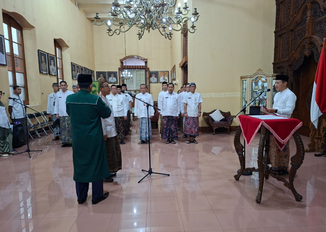 DISUMPAH: Tulus Tri Yatmika disumpah dengan agama islam di hadapan Bupati Kudus, Sam