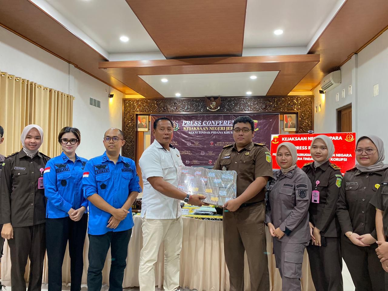 WOW: Kepala Kejari Jepara, Agung Bagus Kade Kusimantara (empat dari kiri) menunjukkan uang yang disetor ke kas negara.