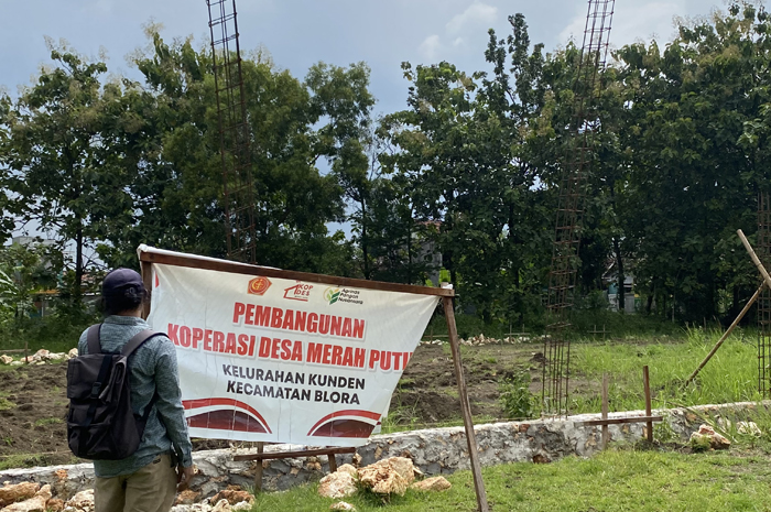 MANDEK: Kondisi lokasi pembangun an gedung Koperasi Kelurahan Merah Putih (KKMP) Kunden, Kecamatan Blora, yang terhenti pada Selasa (10/2).