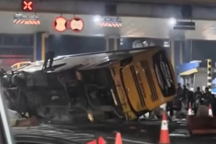 Nahas : Sebuah bus mengalami kecelakaan di gerbang tol Waru Utama, Kamis dini hari (12/02).