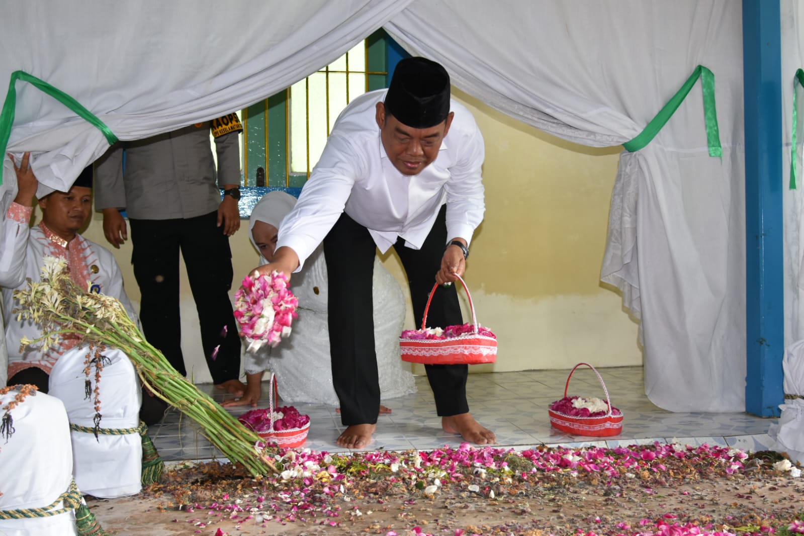 LANJUTKAN TRADISI &ndash; Bupati Grobogan Setyo Hadi  menaburkan bunga di makam Ki Ageng Selo di Desa Selo, Kecamatan Tawangharjo dalam rangkaian hari jadi Grobogan ke 300