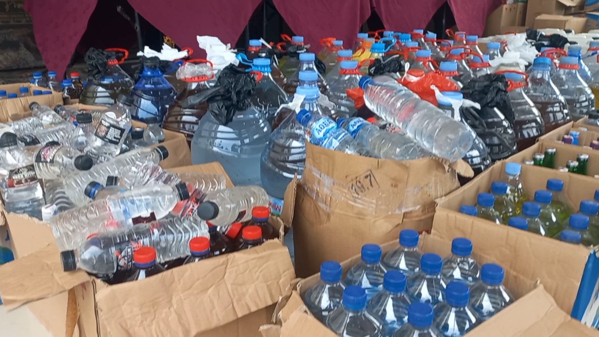 BANYU SETAN: Ribuan botol miras berbagai merek dan jenis oplosan ditampilkan dalam pers rilis pada Jumat (13/2).
