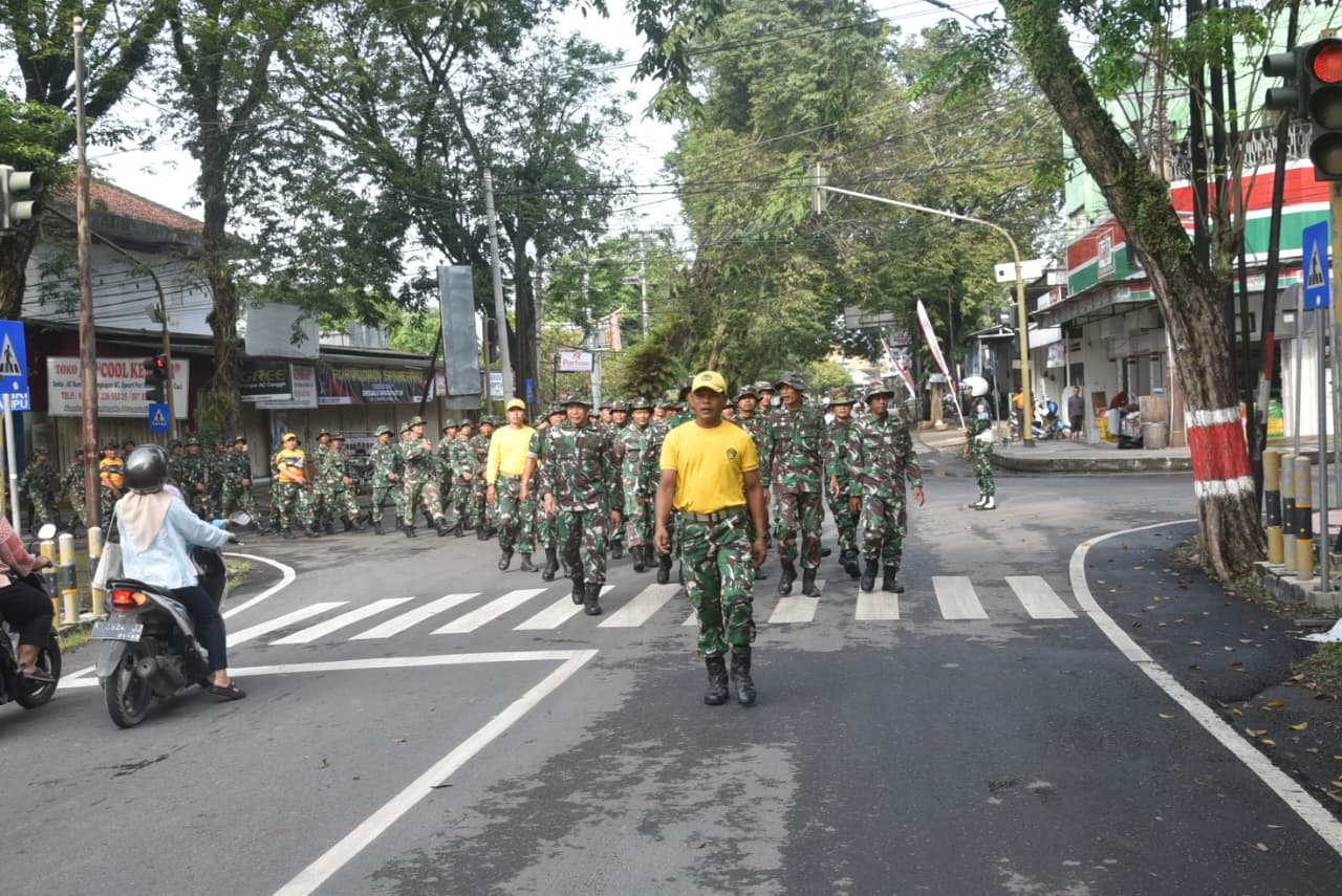 FISIK: Personil Kodim 0717/Grobogan saat melakukan jasmani militer.