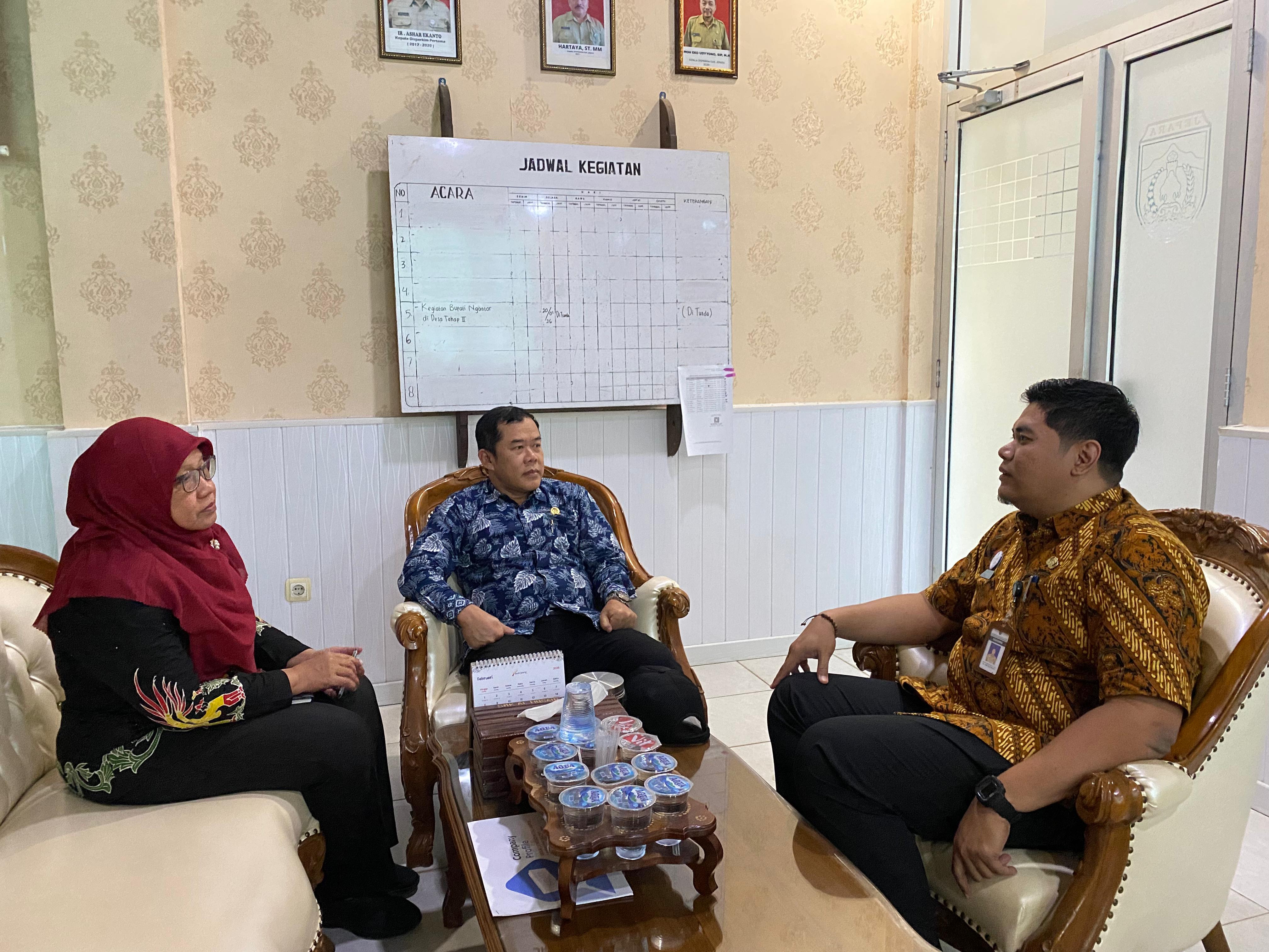 KOORDINASI: Ketua DPRD Jepara (tengah) bersama Disperkim Jepara.