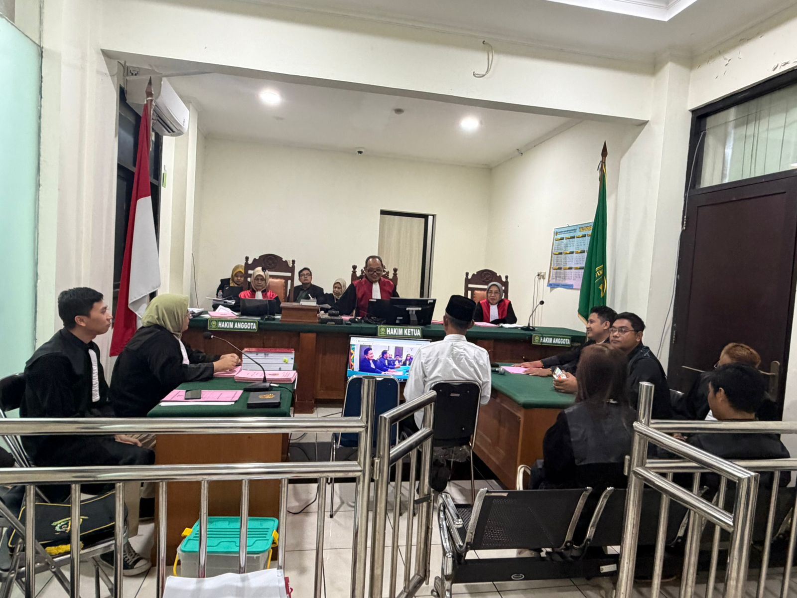 DENGARKAN TUNTUTAN &ndash; Kades Kalirejo, Kecamatan Wirosari Teguh Susanto mendengarkan tuntutan Jaksa Kejari Grobogan dalam agenda tuntutan di PN Tipikor Semarang.