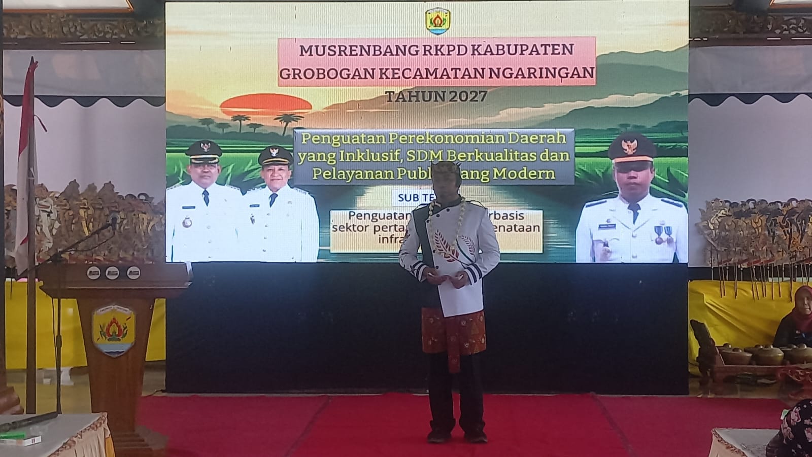 BERIKAN PEMAPARAN &ndash; Camat Ngaringan Widodo Joko Nugroho memberikan sambutan dalam Musrembang, Kecamatan Ngaringan dengan menjelaskan pengairan di Kecamatan Ngaringan.