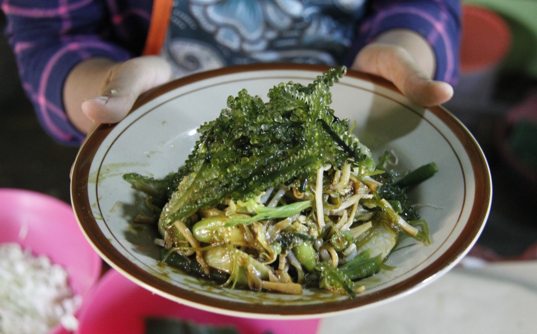 MENGGETARKAN LIDAH: Lontong sambal petis siap santap.