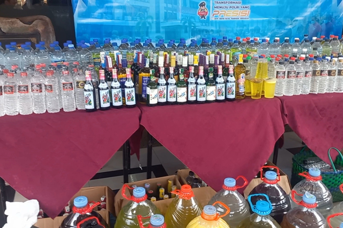 BANYU SETAN: Ribuan botol miras berbagai merek dan jenis oplosan ditampilkan dalam pers rilis pada Jumat (13/2).