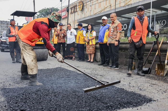 Gubernur&nbsp;Ahmad Luthfi meninjau&nbsp;perbaikan jalan dan ditargetkan selesai sebelum Hari Raya Idulfitri.