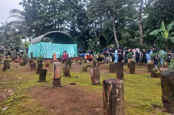 EKHUMASI: Proses penggalian makam Sholeh, korban miras atau gingseng oplosan di Makam Tegalrejo RT 3/RW 2, Desa Suwawal Timur, Pakis Aji, Jepara.