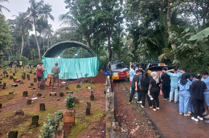 EKHUMASI: Proses penggalian makam Sholeh, korban miras atau gingseng oplosan di Makam Tegalrejo RT 3/RW 2, Desa Suwawal Timur, Pakis Aji, Jepara.