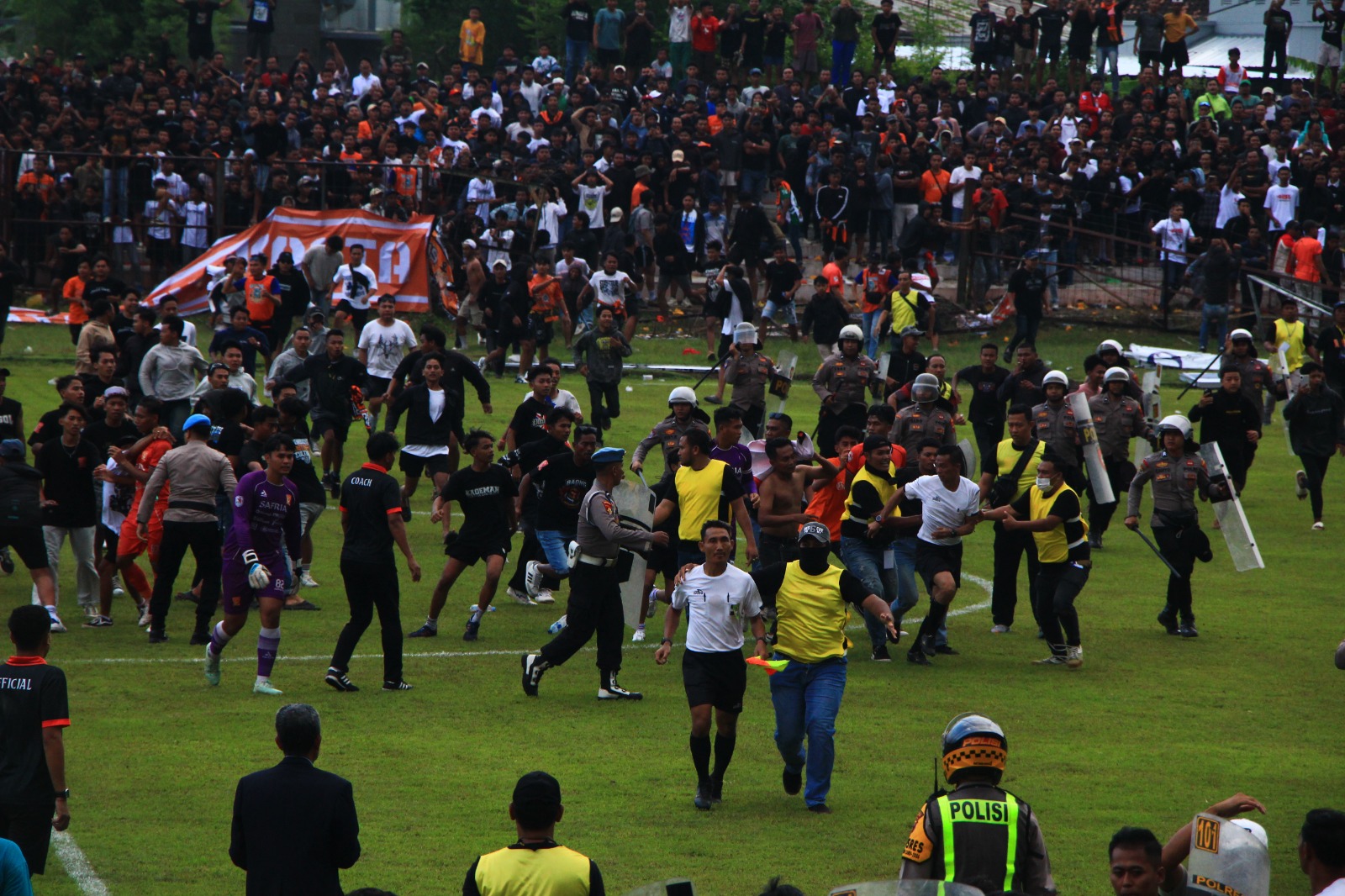WISNU AJI/RADAR KUDUS AMBYAR: Suporter PSIR turun ke lapangan membuat kerusuhan setelah tim kesayangan kalah 0-2 oleh Persak Kebumen di Stadion Krida