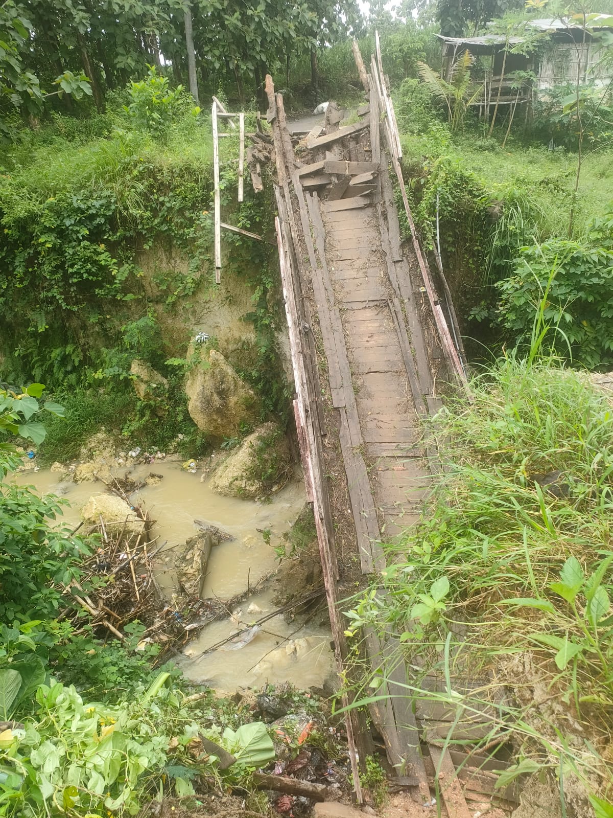 BUTUH PERHATIAN: Kondisi jembatan antardukuh di Bancang, Sale, terputus setelah diguyur hujan baru-baru ini.