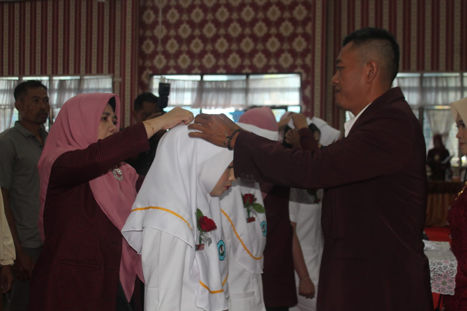 DISEMATKAN: Rektor UNAN Purwodadi  Dr. Rosdiana, SKM., M.Kes dan Sekretaris DPD PPNI Grobogan, Ns. Rita Afandi saat memasang kap.