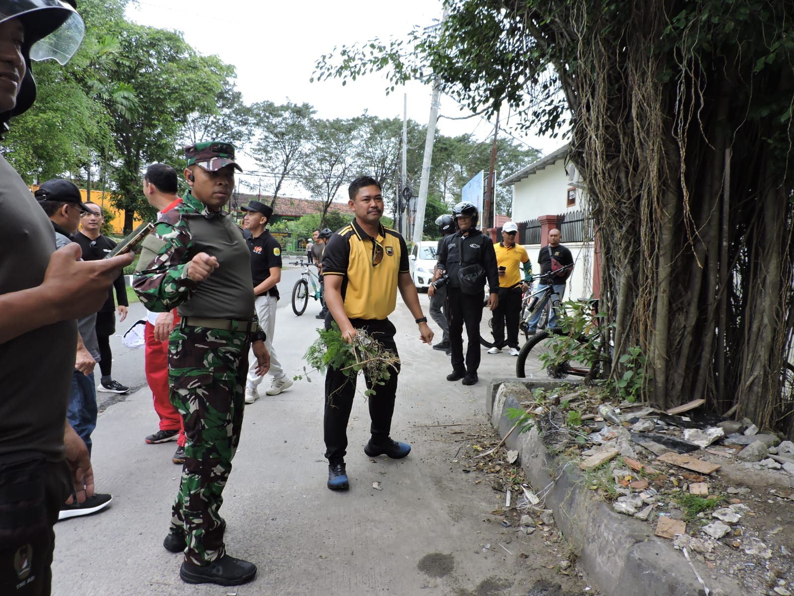 KURVE: Dandim 0717/Grobogan Letkol Inf Wefri Sandiyanto bersama Kapolres Grobogan AKBP Ike saat melakukan bersih-bersih.