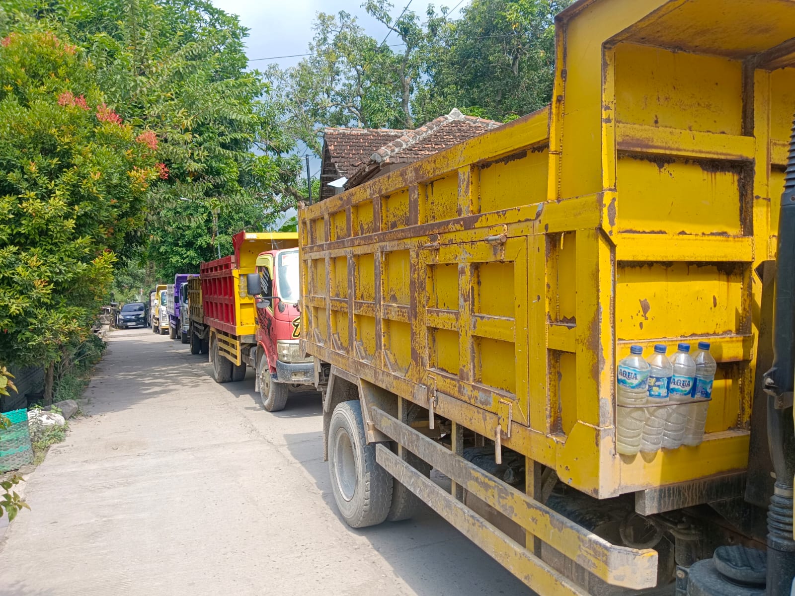 ALI MAHMUDI/RADAR KUDUS GELAR AKSI: Belasan truk tambang memblokir Jalan Sudan-Terjan. Para sopir meminta keringanan dengan memperbolehkan truk kosong bisa mengakses jalan.