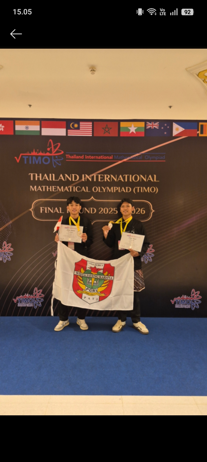BANGGA: Alif Ilham (kiri) dan Euchristo Gamaliel (kanan) menunjukkan hasil olimpiade di Thailand belum lama ini.&nbsp;
