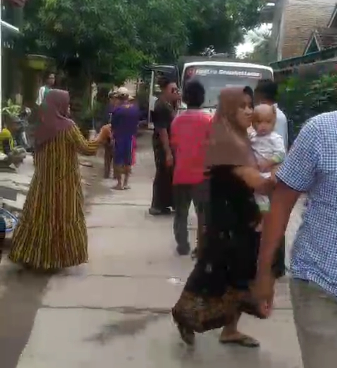 JENGAH: Puluhan emak-emak warga Desa Sudan, Kecamatan Kragan, melakukan aksi blokade jalan poros Desa Sudan-Terjan pada Jumat pagi (13/02).