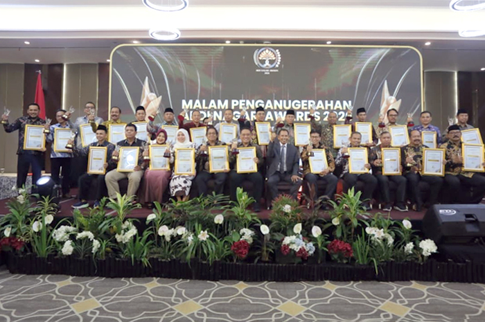 MENGINSPIRASI: Seluruh penerima penghargaan Abdi Nagari Award 2026 berfoto bersama di Hotel @home Kudus, Jumat (13/2).