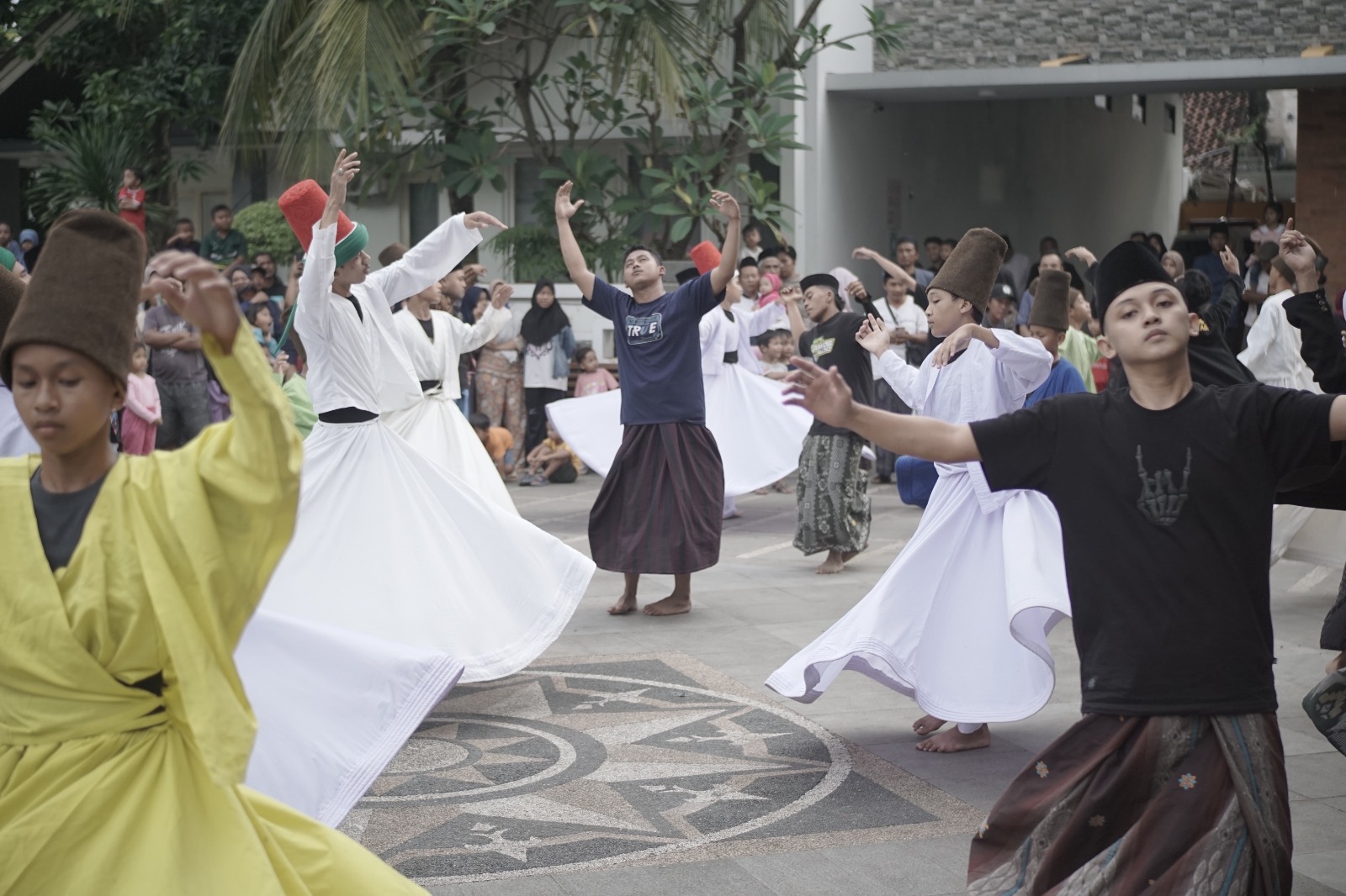 LARUT: Para santri menampilkan tari sufi di pelataran Masjid Al-Makmur Desa Kriyan pada Jumat (13/2) sore.