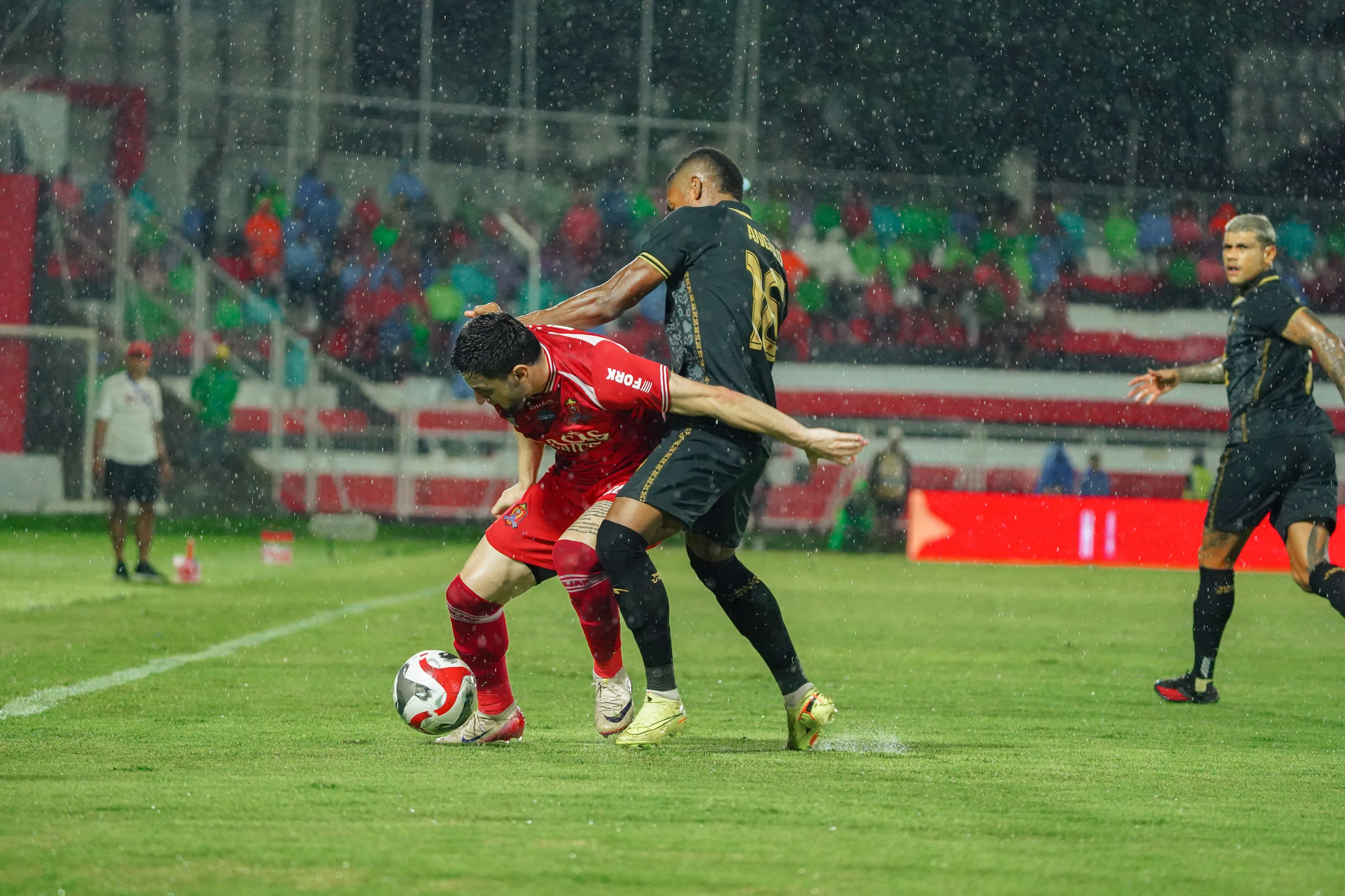 LENGAH: Pemain lini belakang Persijap Jepara Lucas Morelatto tampak kewalahan saat duel atas pemain Malut United Wbeymar Angulo.