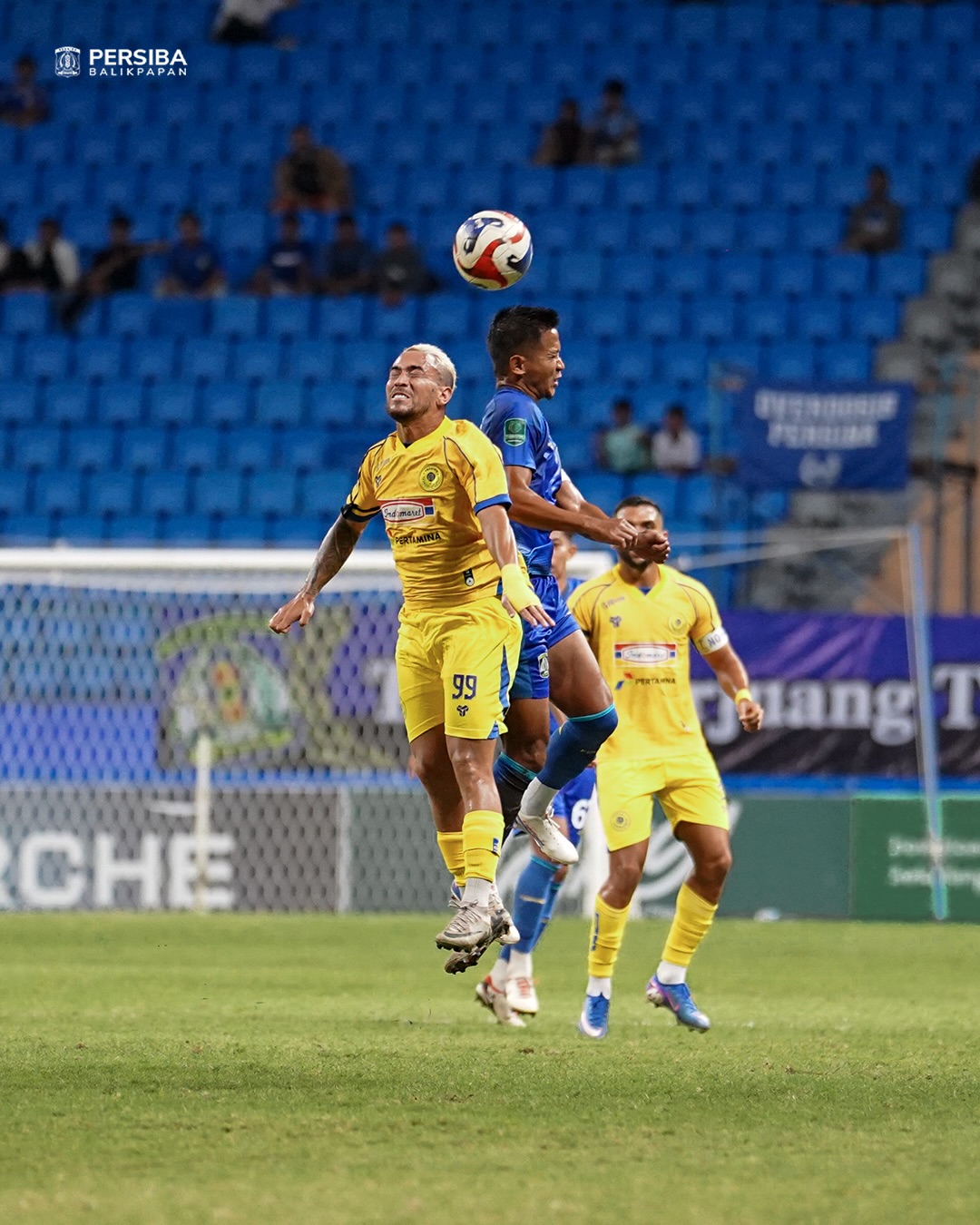 SAMA KUAT: Pemain Persiku Caique Souza (kiri) berduel dengan pemain Persiba.