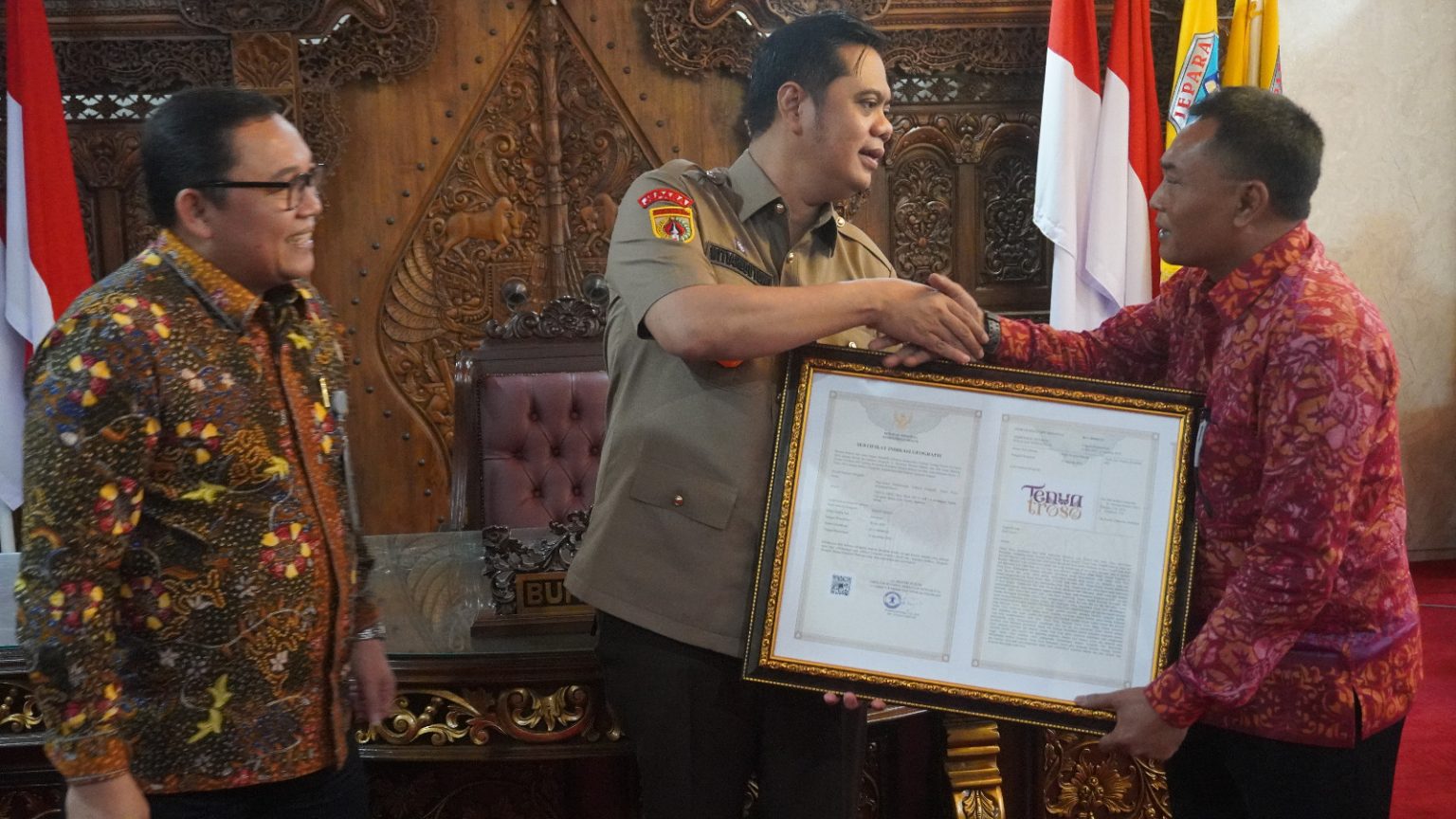 WARISAN BUDAYA: Bupati Jepara menerima IG Tenun Troso beberapa waktu yang lalu.