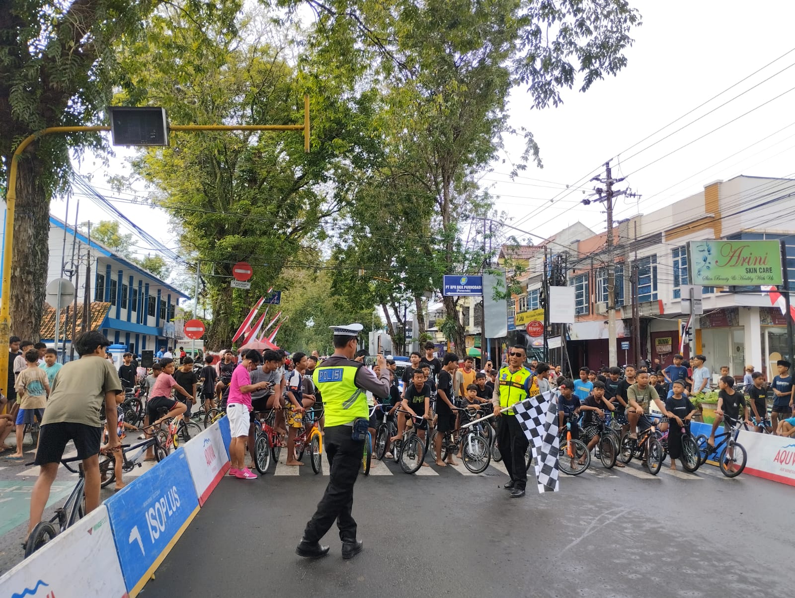 PECAH: Dragrace sepeda ramaikan CFD Purwodadi sebelum libur panjang.