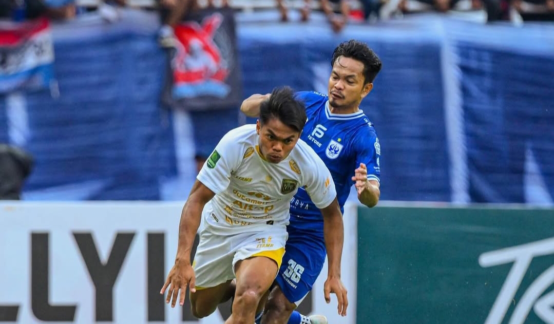 Duel pemain PSIS Semarang vs Persela
