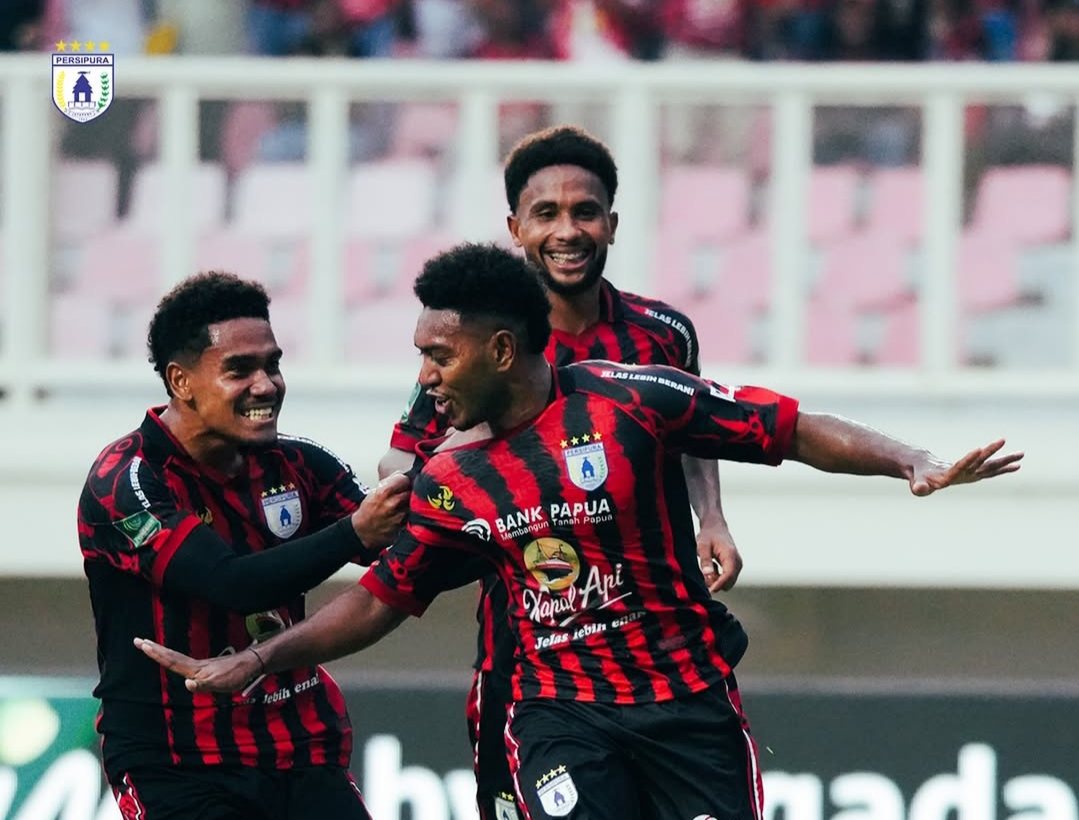 Selebrasi Kelly Sroyer pemain Persipura Jayapura setelah melesakkan gol cantik ke gawang Barito putera
