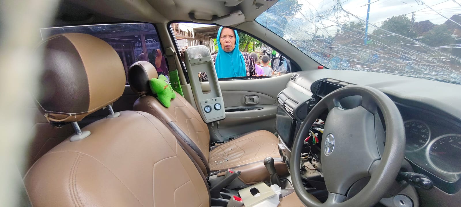 RUSAK PARAH &ndash; Mobil Avanza bagian kaca depan pintu dan dasbord mesin rusak parah akibat terkena ledakan mercon di rumah warga Dusun Sanggeh, Desa Tambirejo, Kecamatan Toroh.