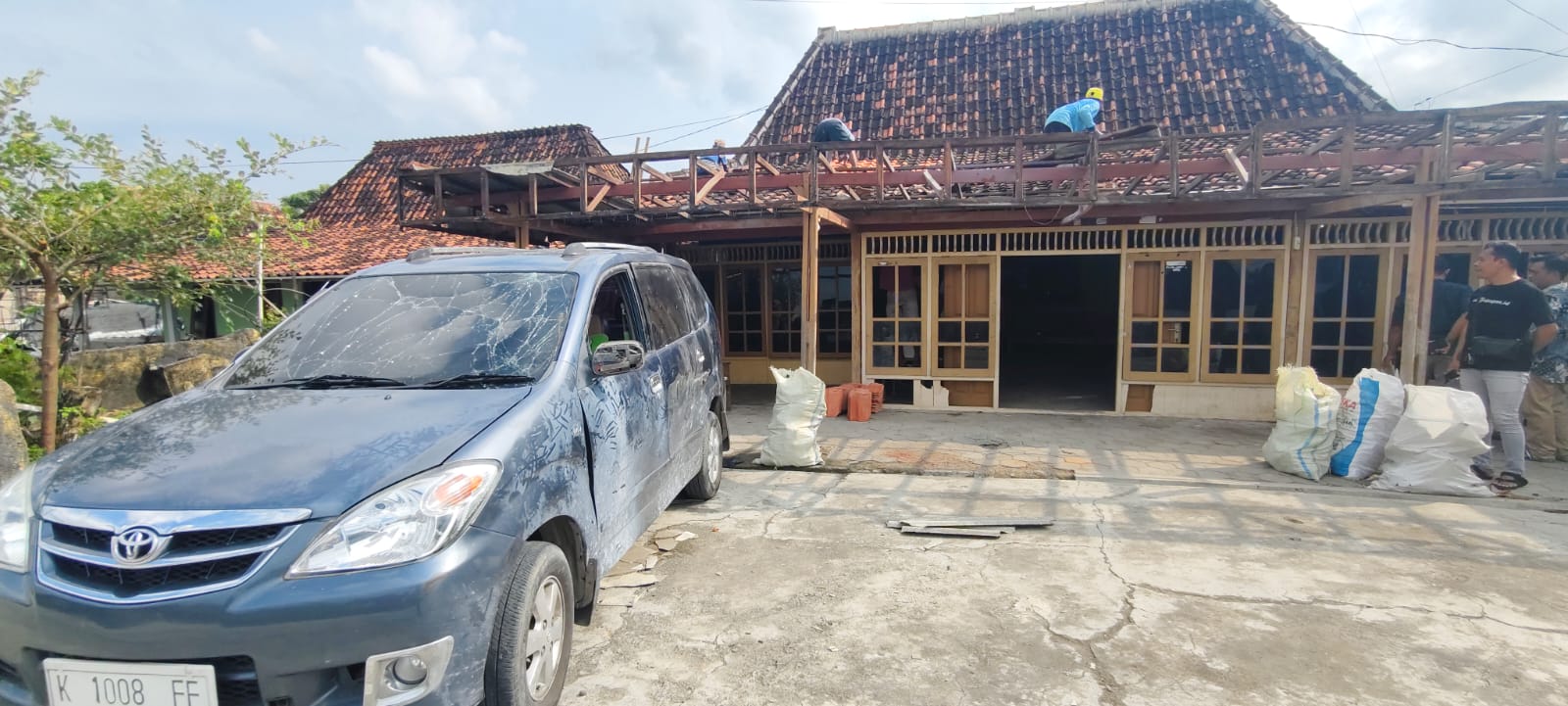 GENTENG RUNTUH &ndash; Warga sedag perbaiki rumah warga Dusun Sanggeh, Desa Tambirejo, Kecamatan Toroh genteng dan dinding serta kaca rumah rusak akibat terkena ledakan mercon, Minggu (15/2).