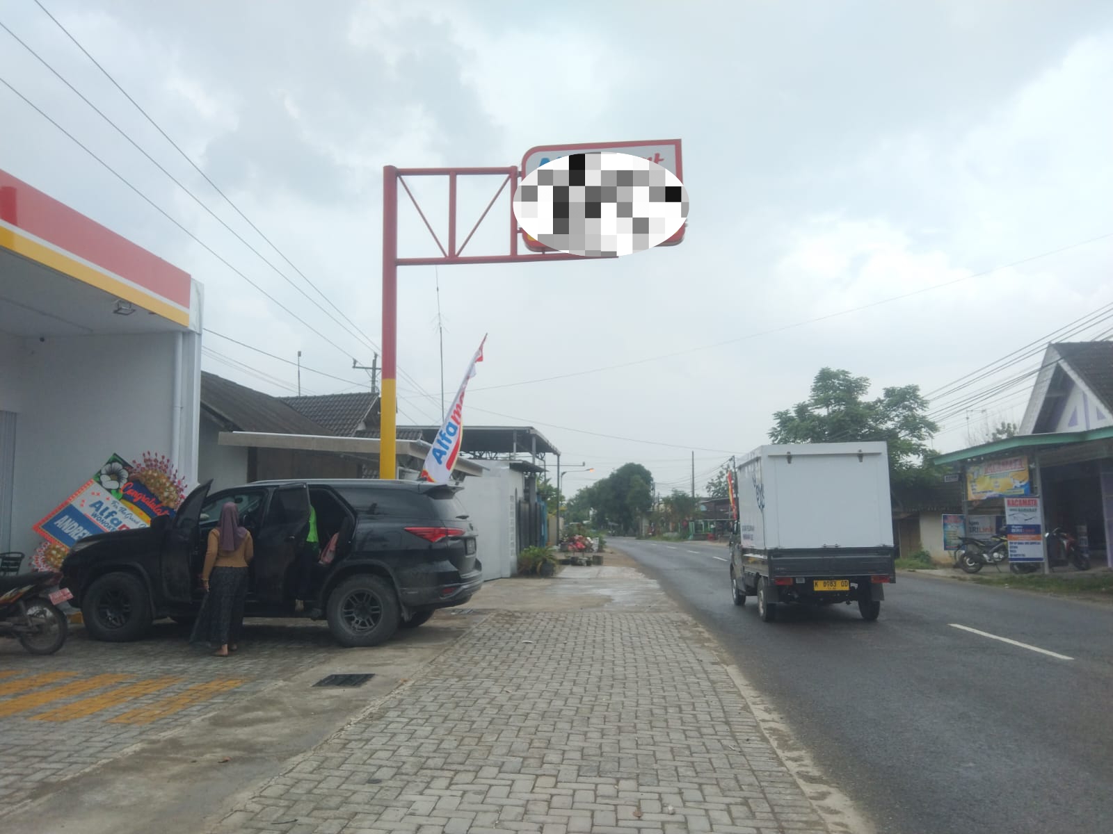 ALI MAHMUDI/RADAR KUDUS BEROPERASI: Para pembeli tampak sudah berdatangan di minimarket modern di Jalan Sale-Lasem Kamis lalu (12/2).