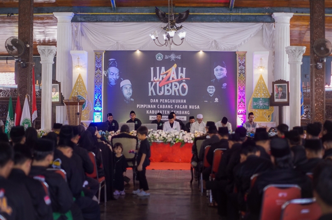 PENYEGARAN: Anggota Pagar Nusa Rembang menggelar ijazah kubro dan pengukuhan pimpinan cabang pencak silat NU pagar nusa Kabupaten Rembang masa khidmat 2025&ndash;2030 di Pendopo Museum RA Kartini kemarin.