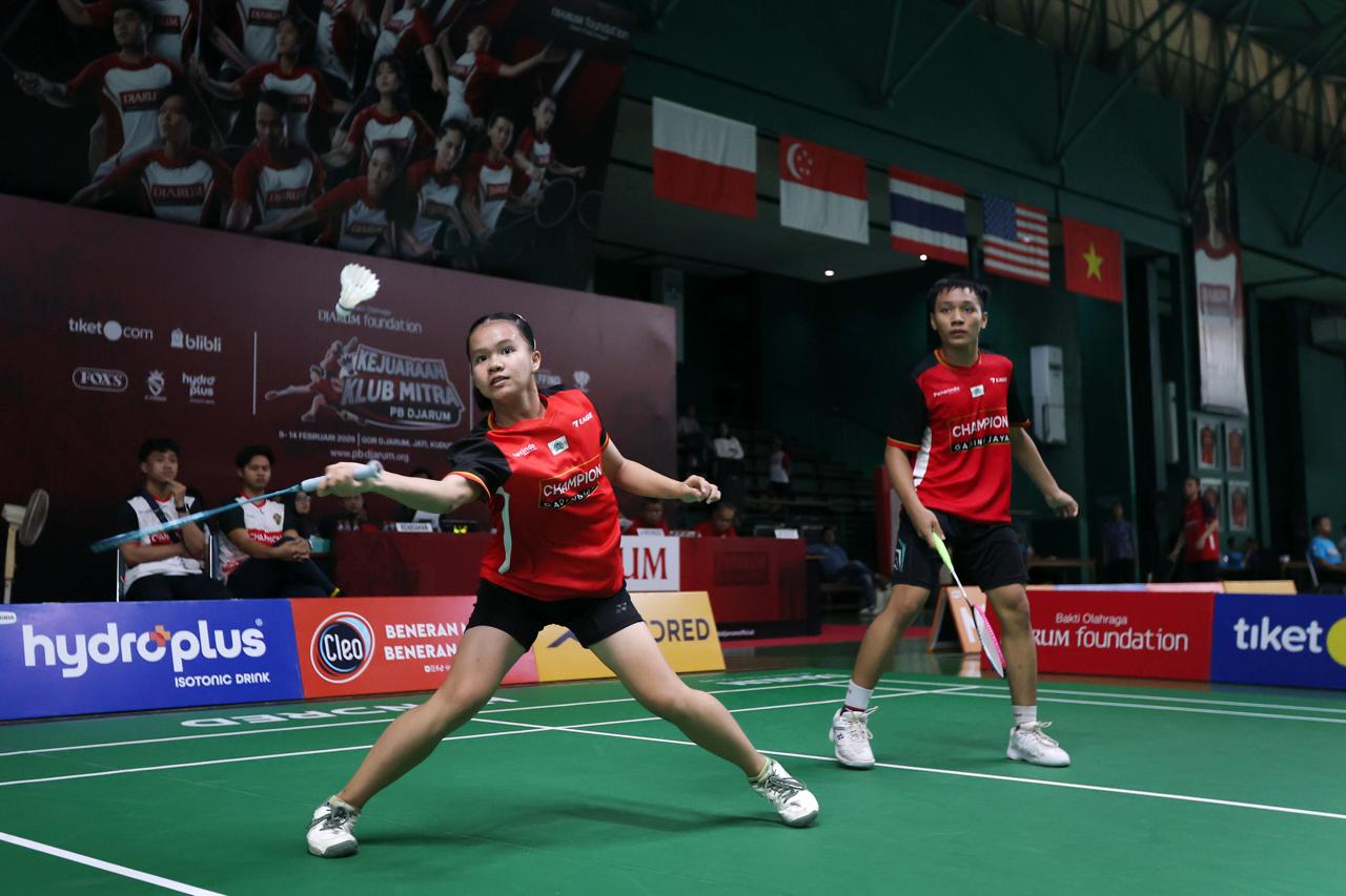 MENEGANGKAN: Ganda campuran Jonathan Samuel Daloma/Karla Nelvina Telaumbanua membuka keunggulan PB Gading Jaya melawan PB Champion Magelang di pertandingan final Kejuaraan Klub Mitra PB Djarum 2026