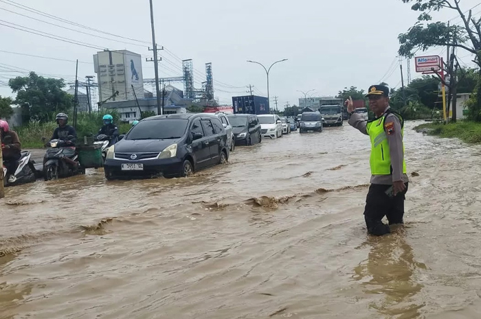 Kapolsek Genuk Kompol Rismanto terjun ke lokasi banjir mengatur arus lalulintas