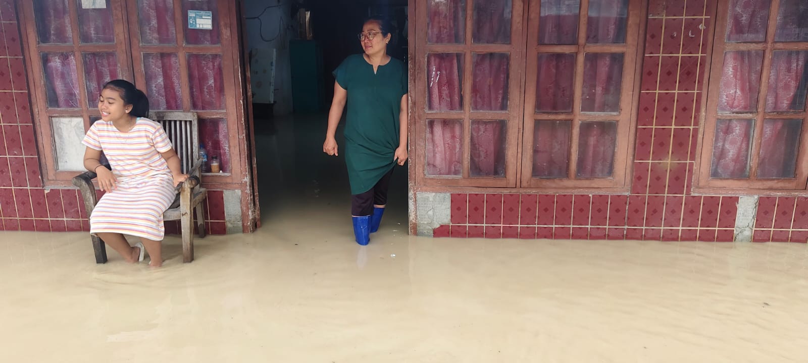 TERENDAM BANJIR &ndash; Warga Lingkungan Bakalan Kelurahan Kalongan, Kecamatan Purwodadi terdampak banjir dari luapan sungai Glugu, Senin (16/2)