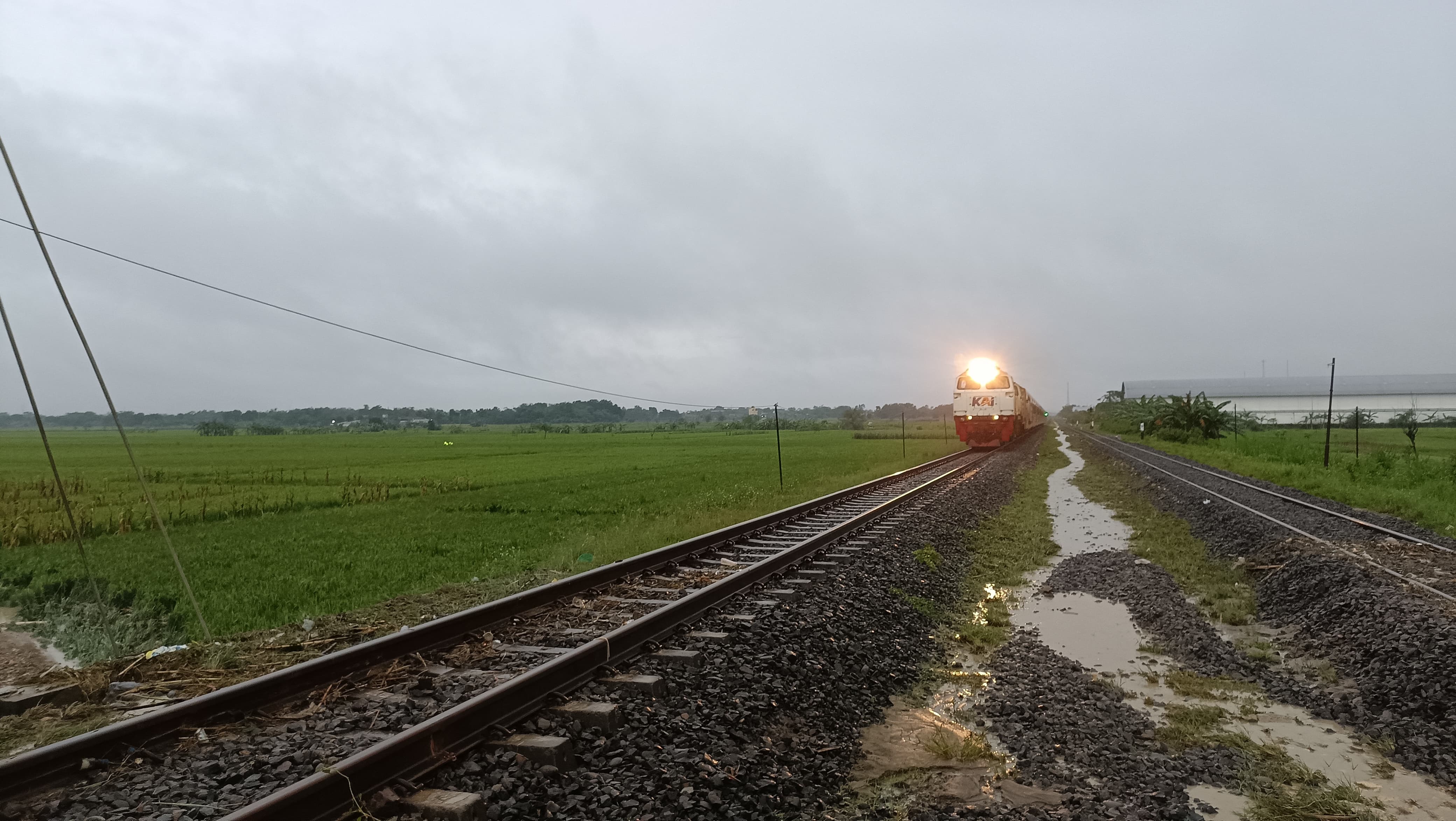 SURUT: Jalur KA Tegowanu-Brumbung sempat tergenang air.