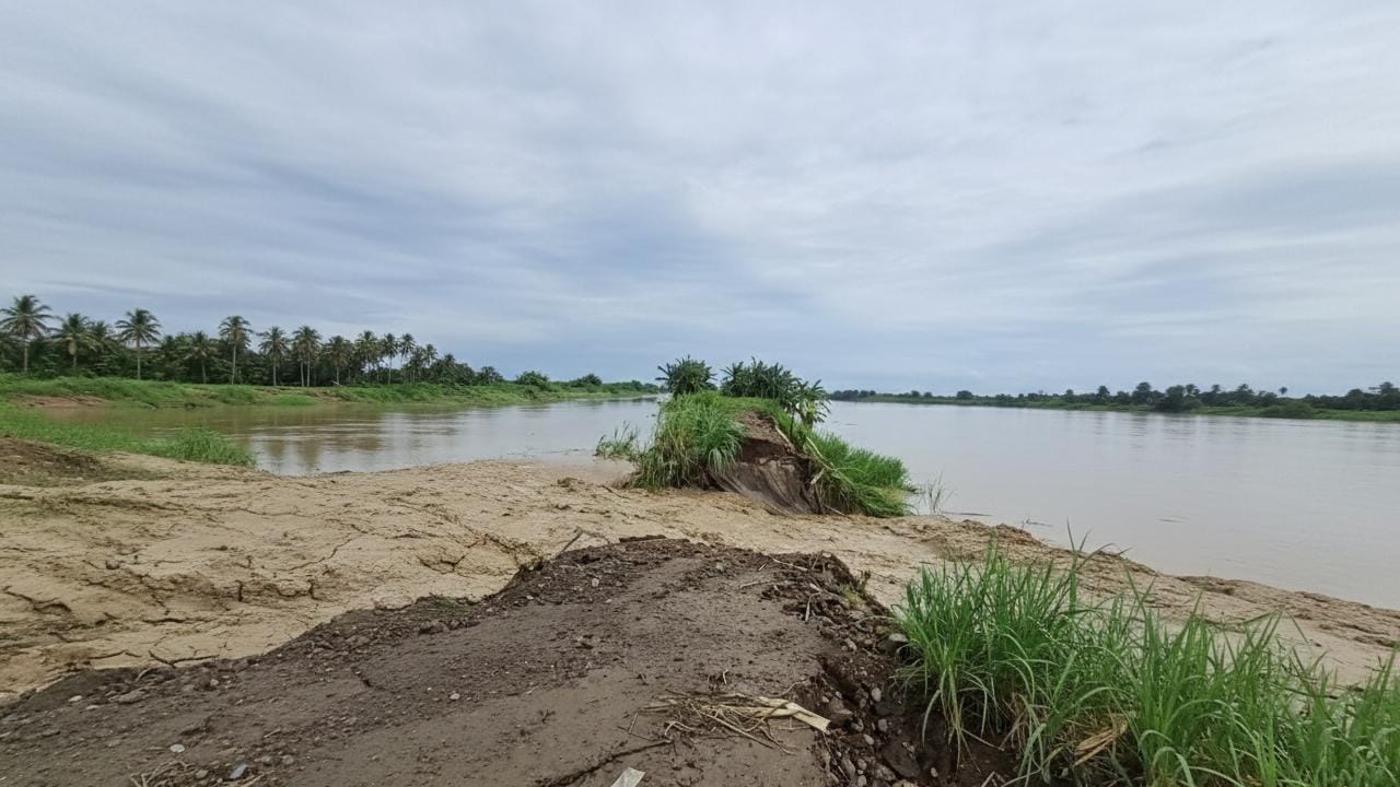 JEBOL: Tanggul Cabean Kabupaten Demak yang jebol.