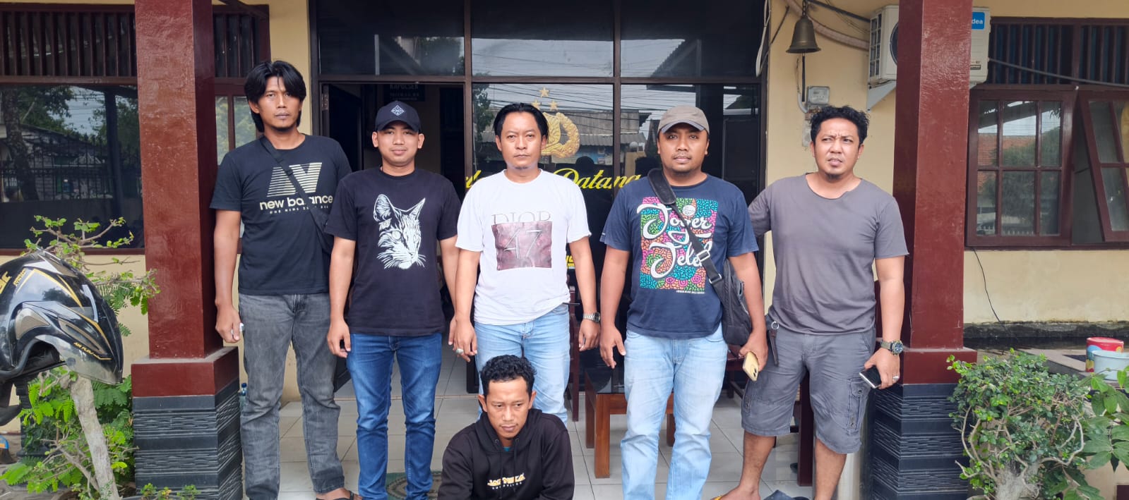 POLSEK SARANG UNTUK RADAR KUDUS PASRAH: Sopir Tossa AR hanya bisa pasrah setelah drama dibegal berhasil diungkap tim Resmob Polres Rembang kemarin.