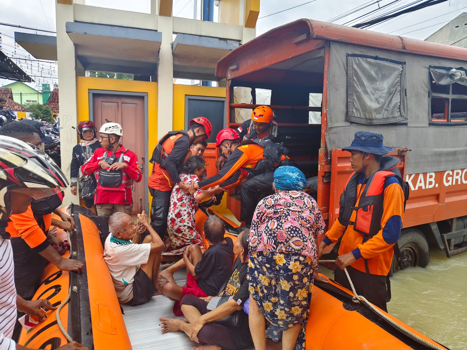 EVAKUASI: BPBD Grobogan saat melakukan evakuasi lansia di lokasi banjir.