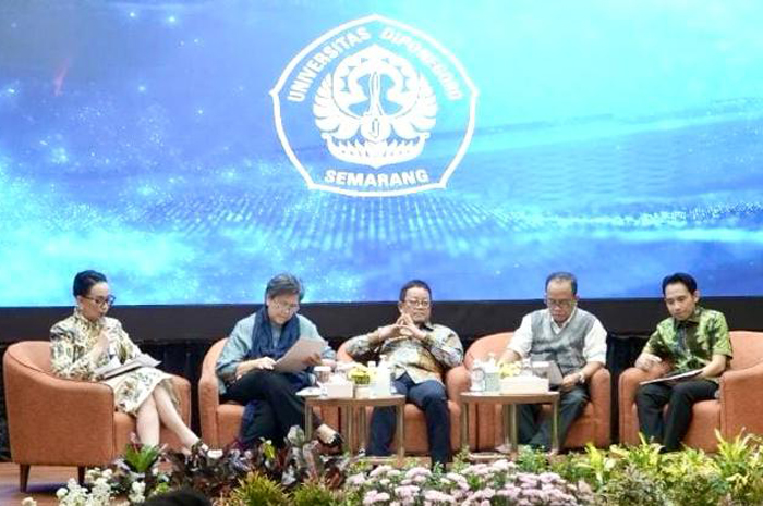 Lestari Moerdijat (dua dari kiri) menjadi narasumber dalam bedah buku &ldquo;Politik Teknokratis: Kemenangan Melampaui Interseksionalitas dalam Pemilu&rdquo; di Undip.