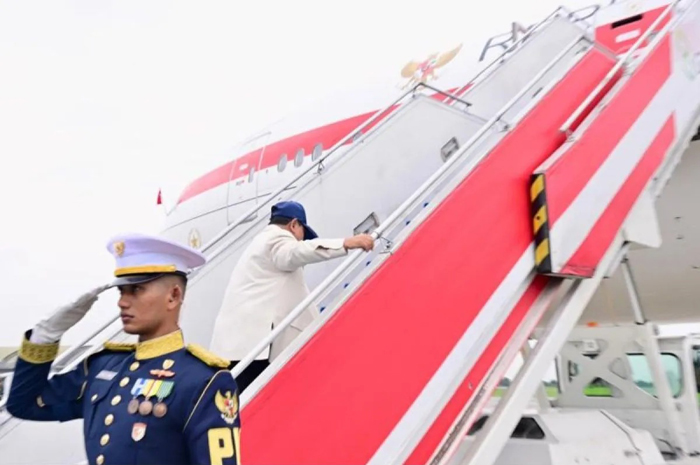 Presiden RI Prabowo Subianto bertolak ke Washington DC, Amerika Serikat melalui Pangkalan TNI AU Halim Perdanakusuma, Jakarta, Senin (16/2/2026).