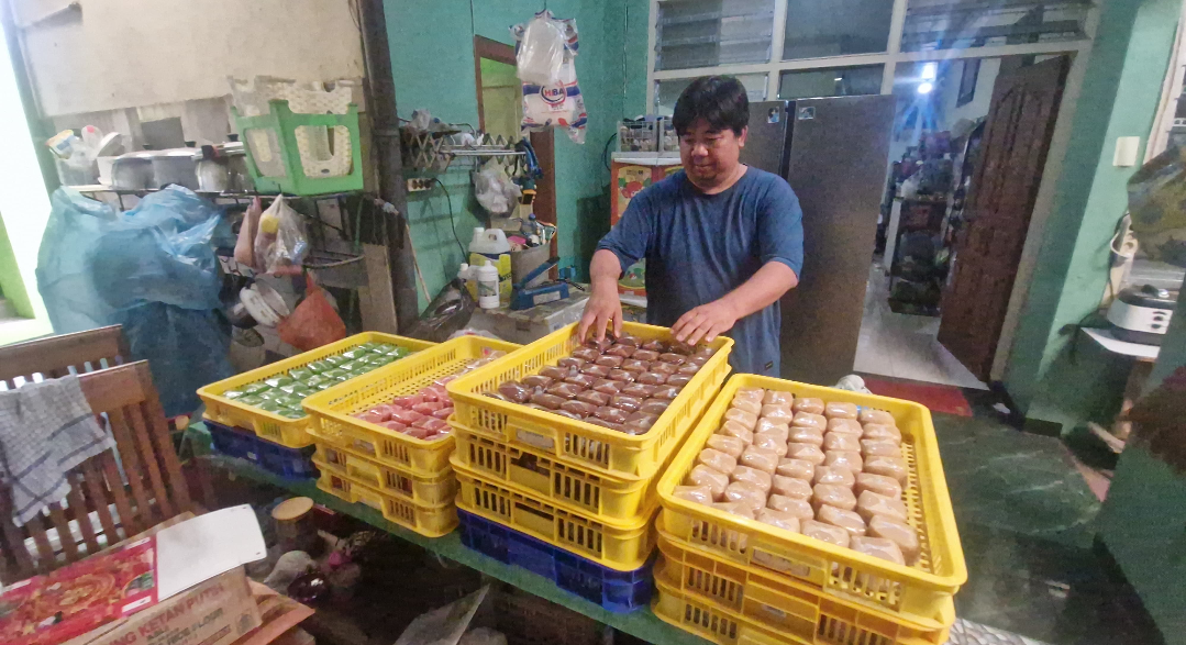 PACKING: Penerus usaha menata kue keranjang ke dalam wadah dan siap dipasarkan, belum lama ini. (ANDIKA TRISNA SAPUTRA/RADAR KUDUS)