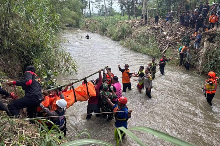 Proses evakuasi jenasah korban terseret di sungai Karangmalang Semarang