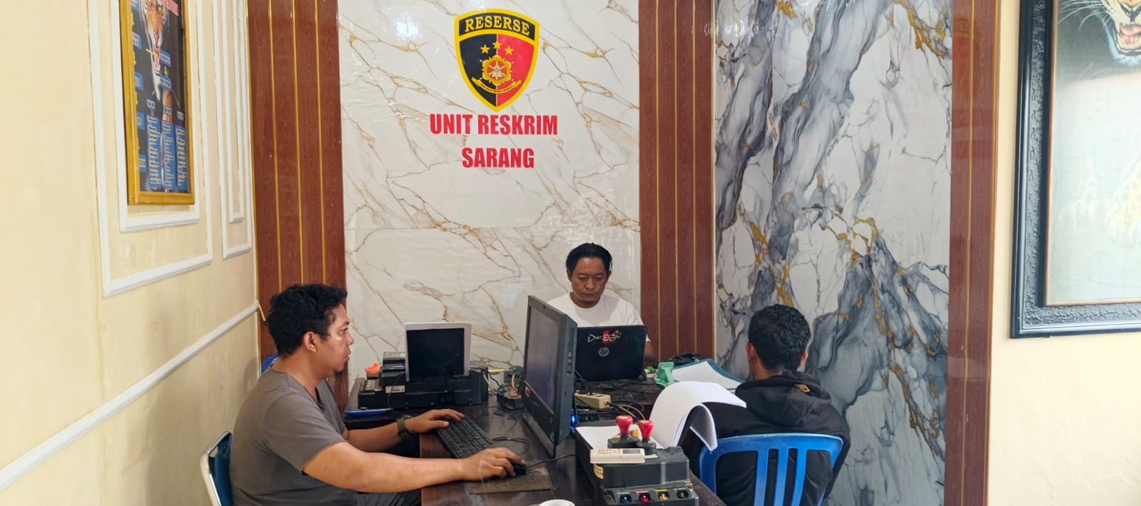 PASRAH: Sopir Tossa AR diperiksa polisi  setelah drama dibegal berhasil diungkap tim Resmob Polres Rembang kemarin.