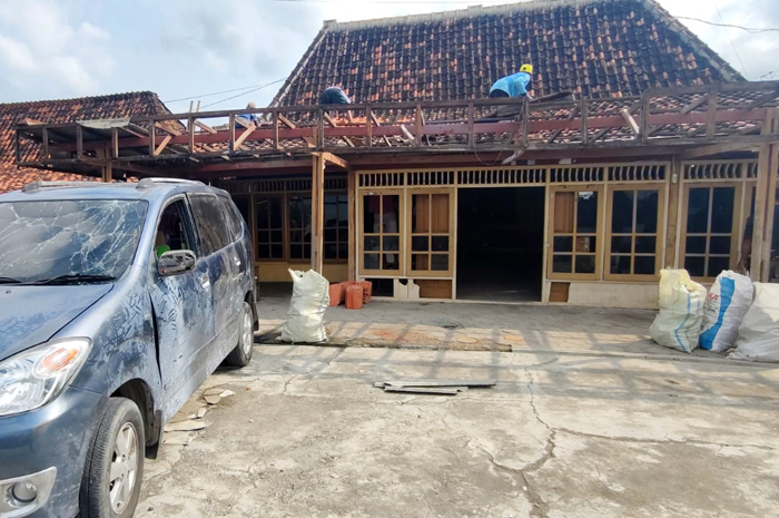 GENTENG RUNTUH: Warga sedag perbaiki rumah warga Dusun Sanggeh, Desa Tambirejo, Kecamatan Toroh genteng dan dinding serta kaca rumah rusak akibat terkena ledakan mercon, Minggu (15/2).