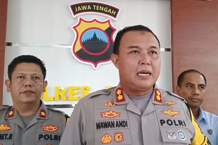 Kapolres Blora AKBP Wawan Andi Susanto (tengah) saat jumpa pers dengan media.